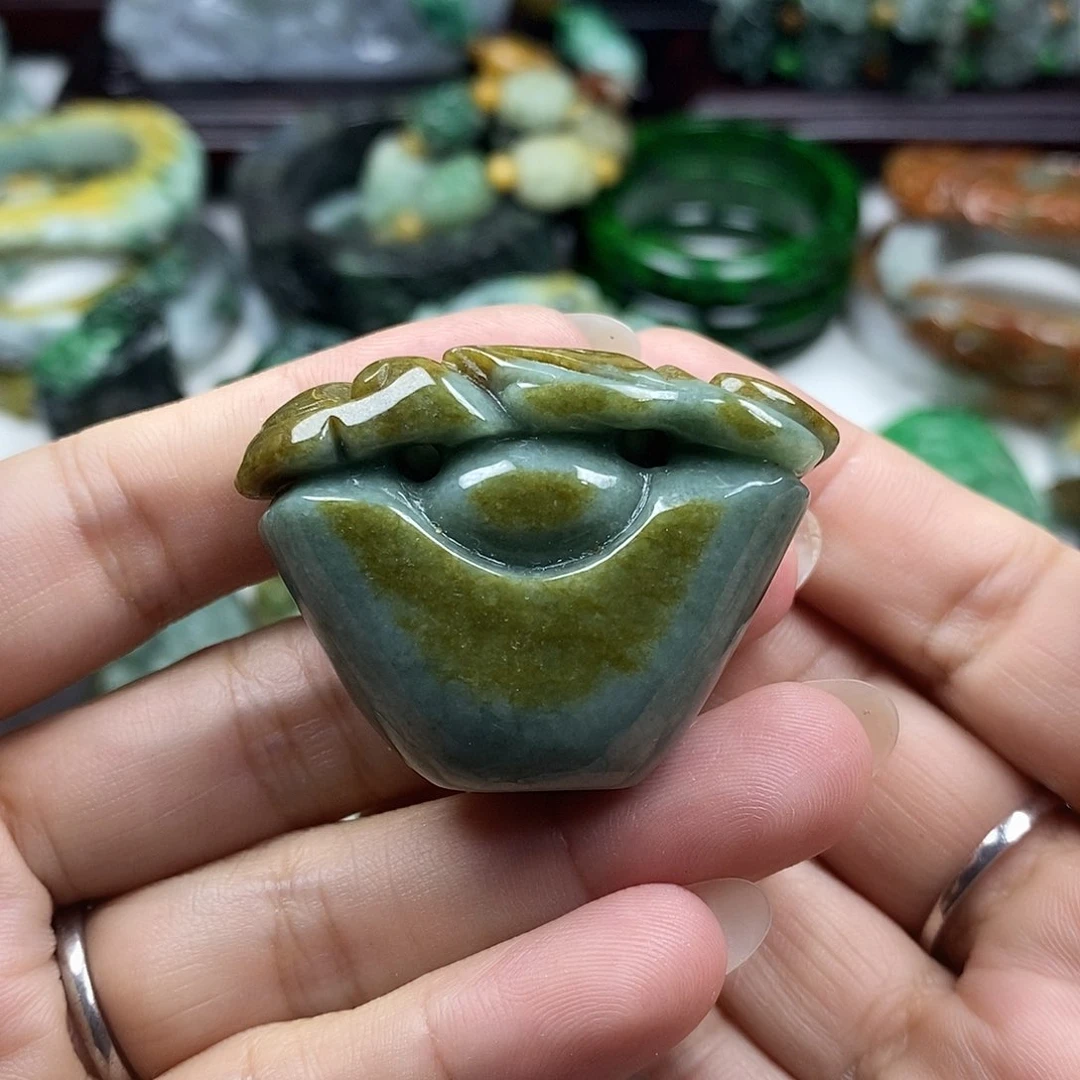 颈饰未镶嵌翡翠摆件