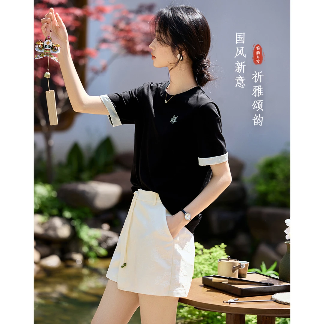 XWI/欣未2025夏季百搭轻休闲袖口缎面拼接龙年刺绣设计感t恤6555