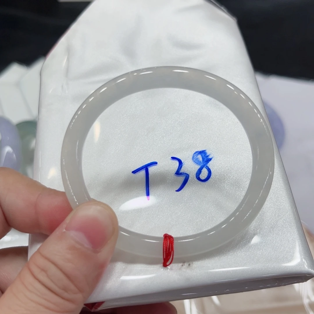 王***斯翡翠手镯未镶嵌