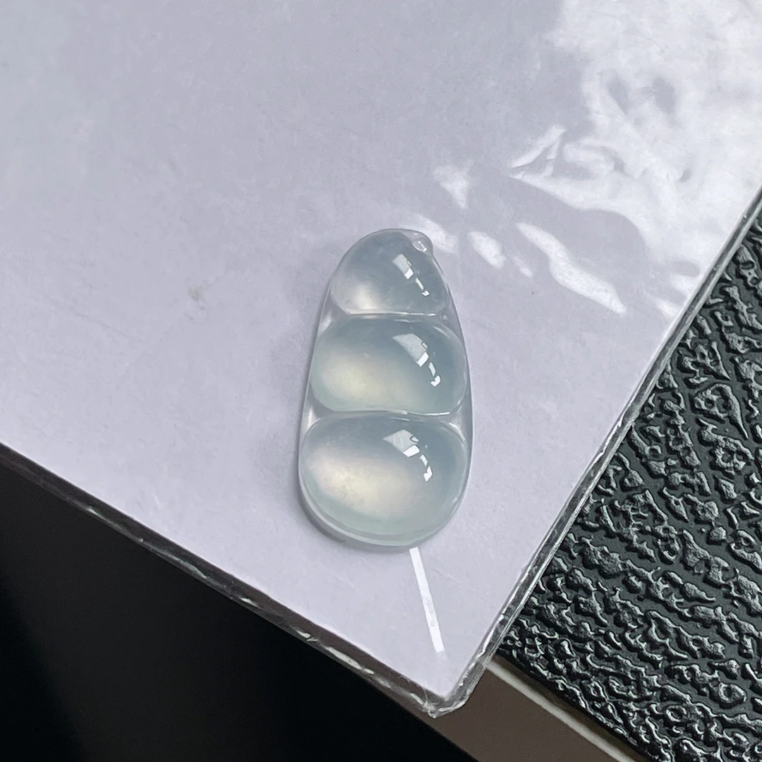 天然缅甸翡翠A货高冰豆子吊坠，尺寸24.3*12.3*4.3
