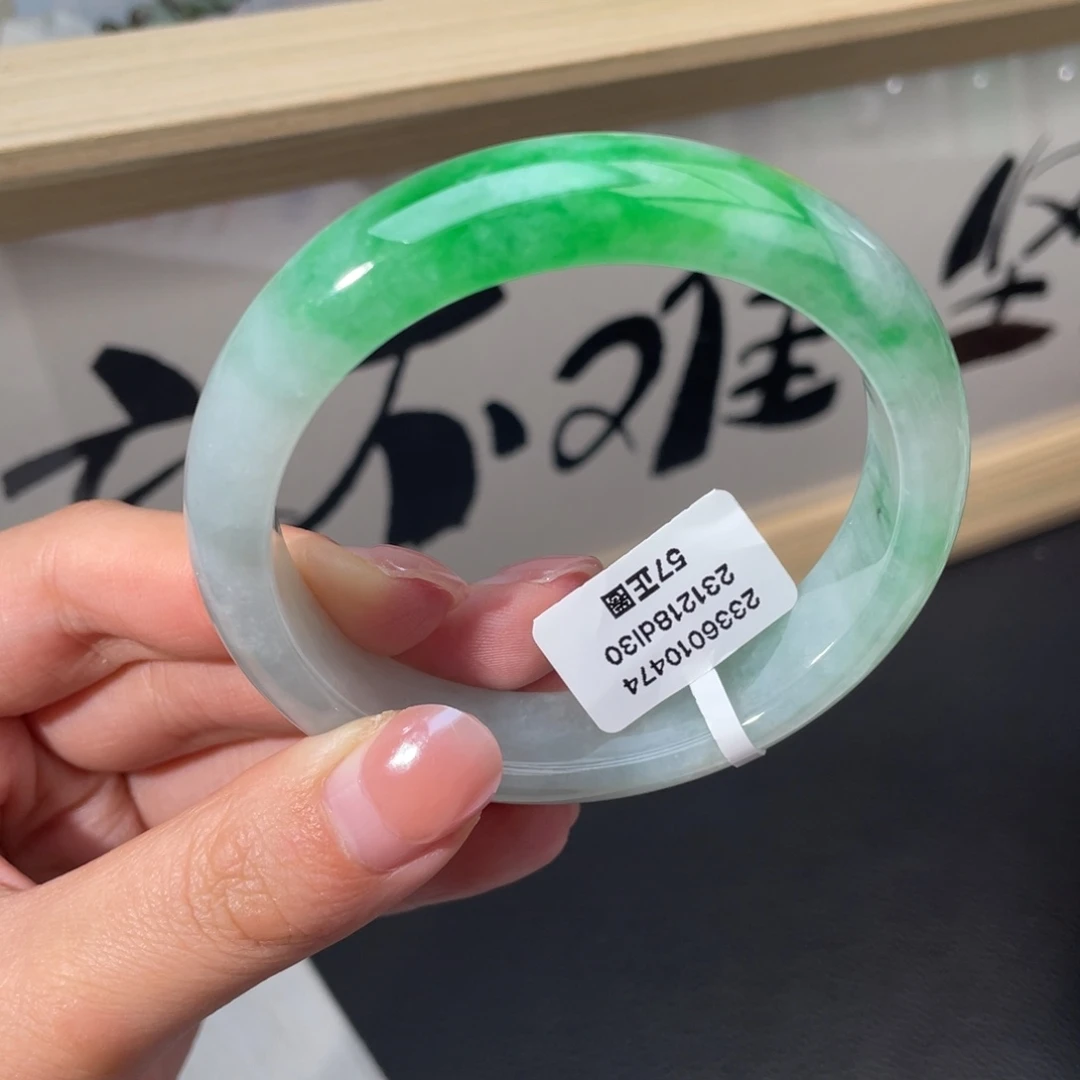 翡翠未镶嵌手镯正圈57辣阳绿
