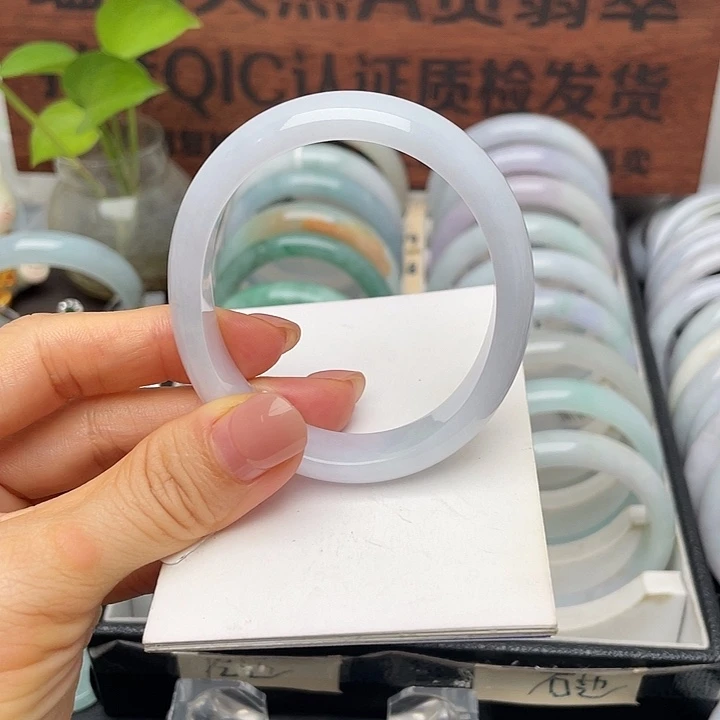 翡翠未镶嵌手镯56贵妃