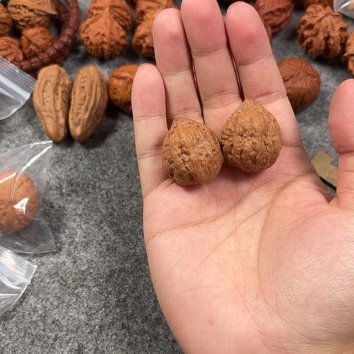 文玩核桃吊坠红皮小官帽