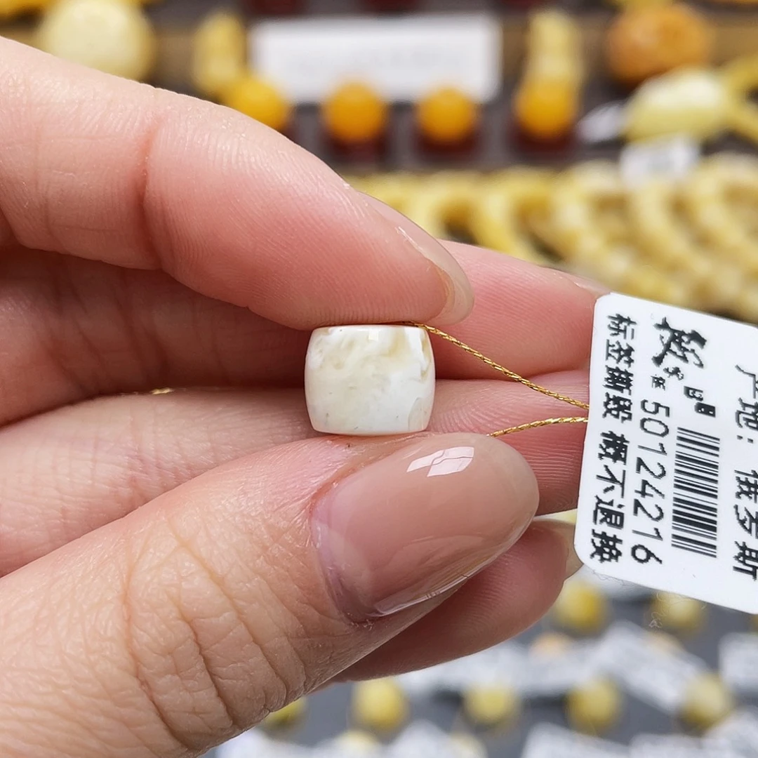 琥珀裸石未镶嵌蜜蜡直切9.8*8.4mm微瑕