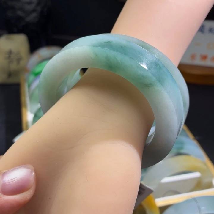定制翡翠未镶嵌翡翠手镯