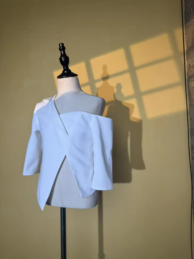 白色单肩设计感上衣潮服模特走秀潮服时尚重工裙子