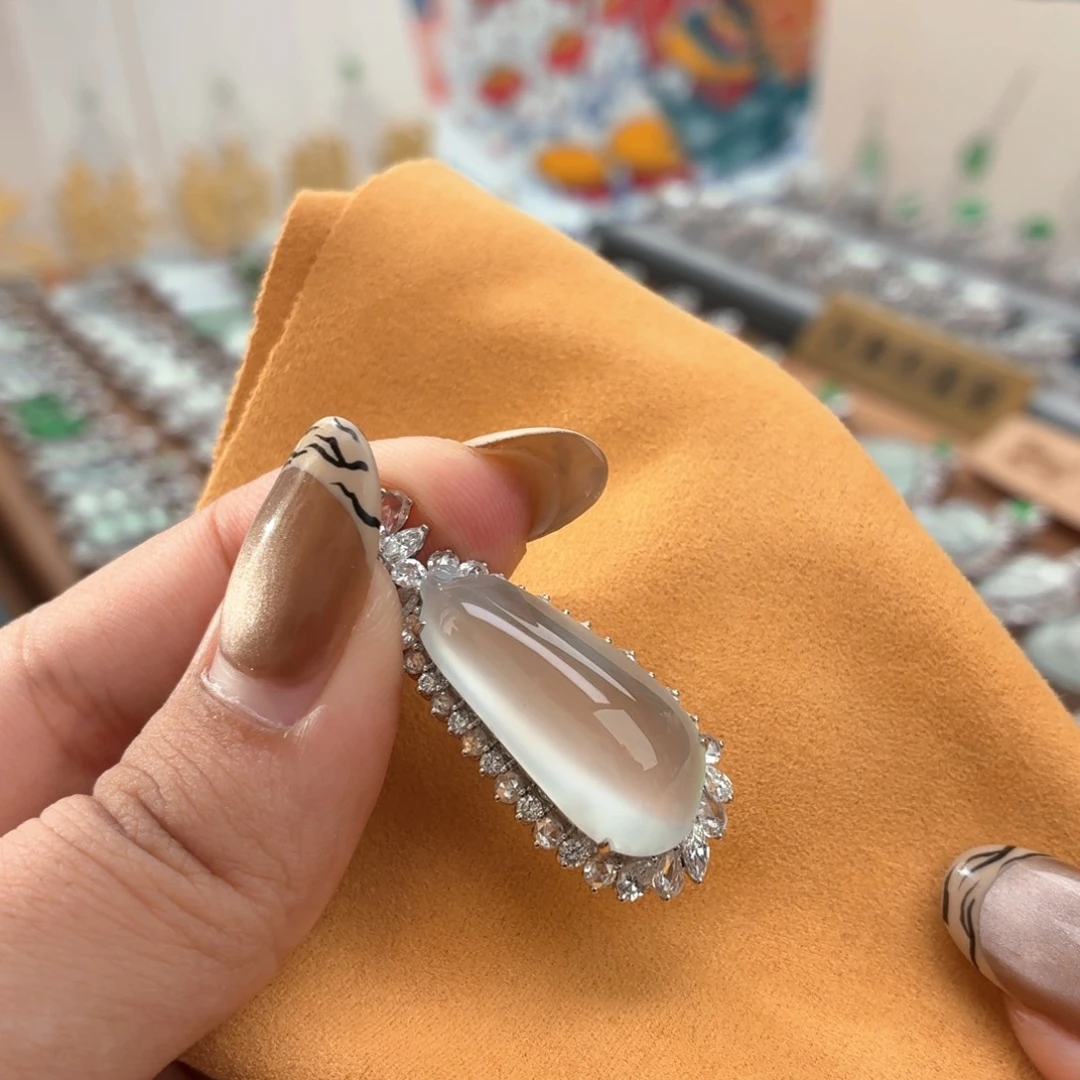 翡翠18K金镶嵌颈饰福瓜