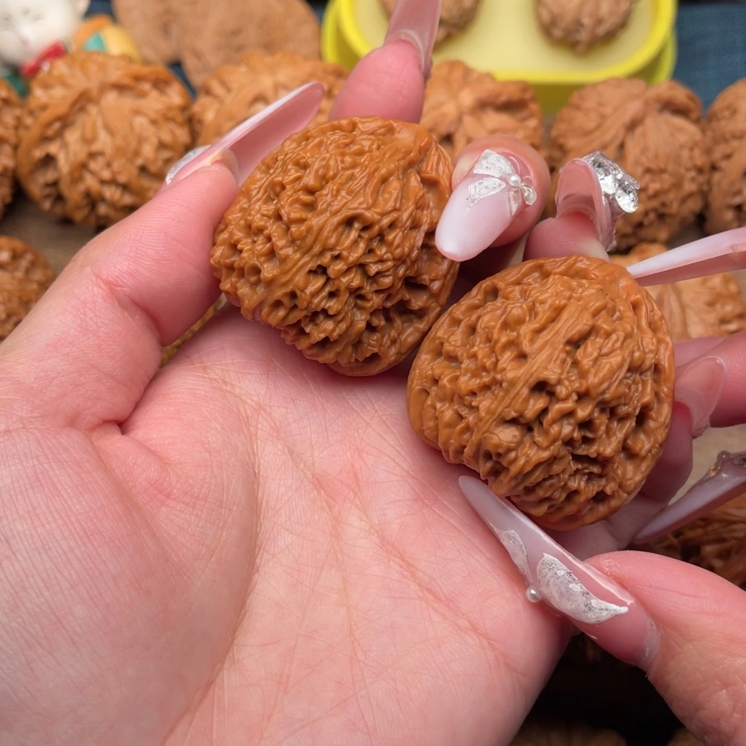 文玩核桃把件全品红皮粗棱，三角南疆38.5