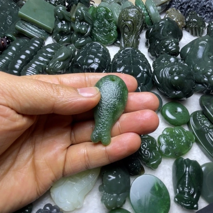 羊***和田玉未镶嵌颈饰