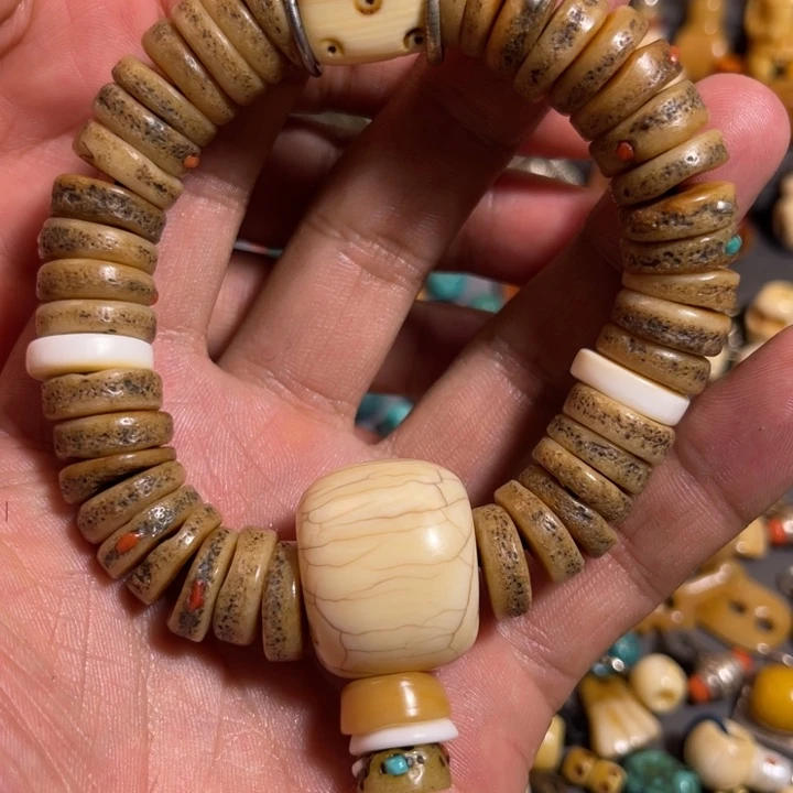 玻璃颈饰小元素搭配