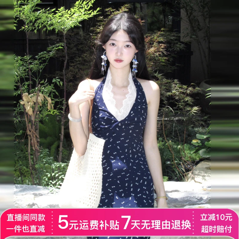 法式度假风蓝色挂脖吊带碎花连衣裙子女夏季2026新款开叉蕾丝长裙