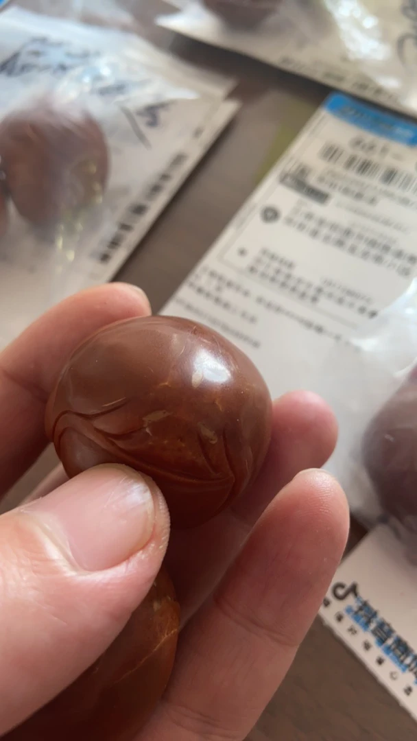 橄榄核雕四面雕刻手把件