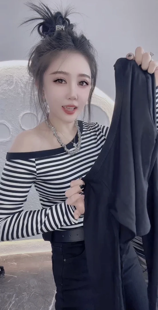 欧洲站2025年春季新款懒风条纹宽松斜肩T恤上衣女修身长袖打底衫