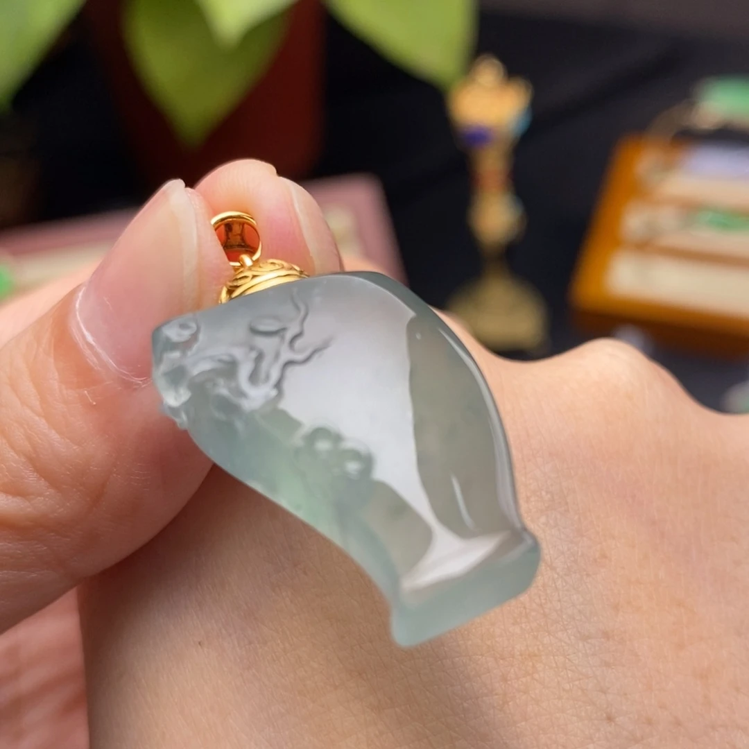 翡翠颈饰18K金镶嵌吊坠