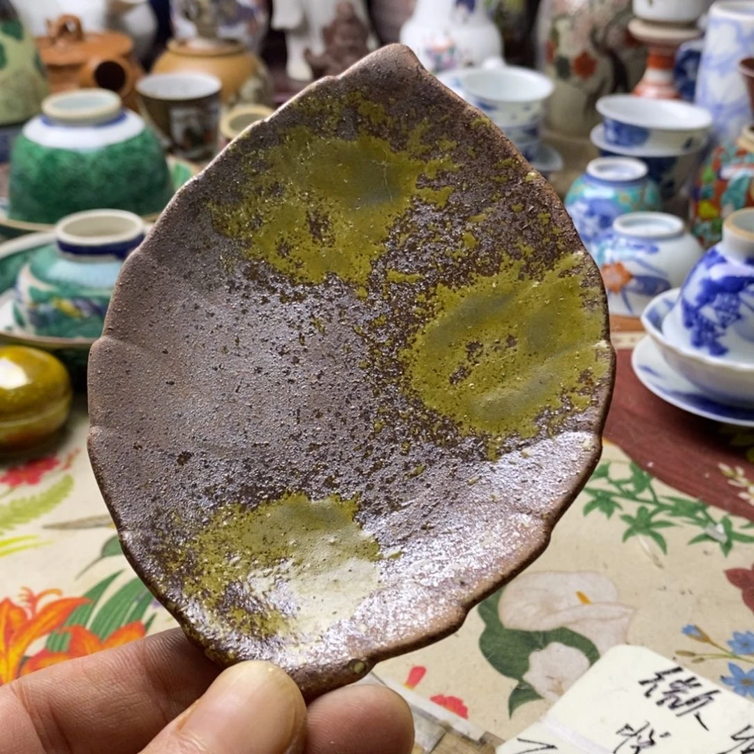 瓷片飞到一只手一双翅膀在地上晃着