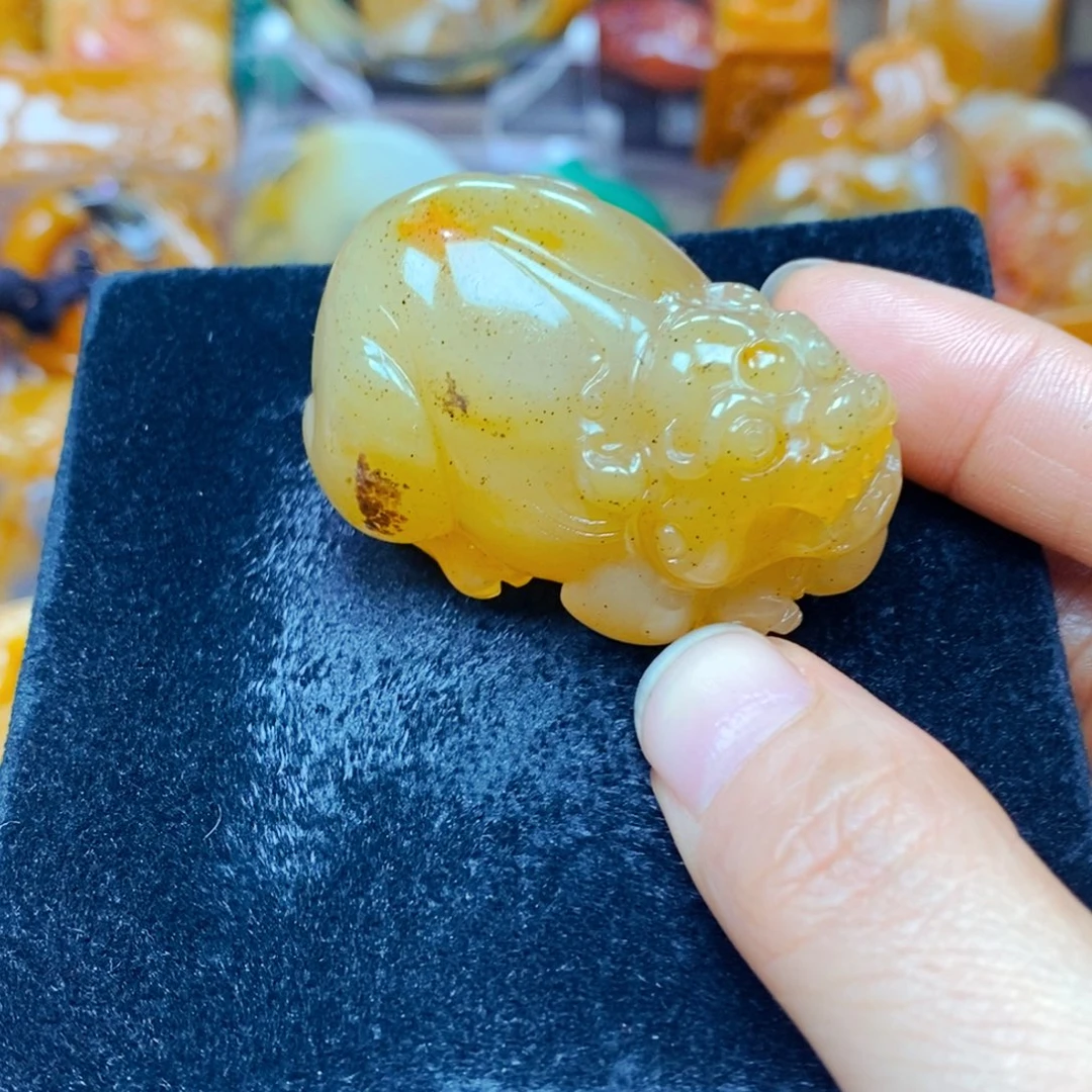未镶嵌石英质玉（黄龙玉）颈饰