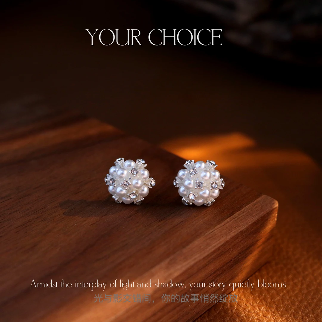 铜合金耳饰 A复古港风洋气花球耳钉个性小巧精致高级感耳饰E2221