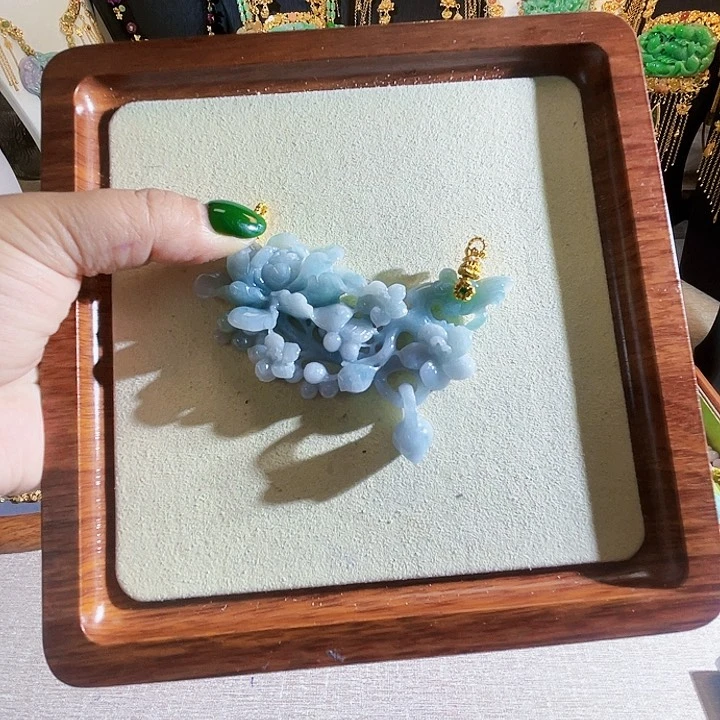 翡翠颈饰未镶嵌翡翠花朵吊坠