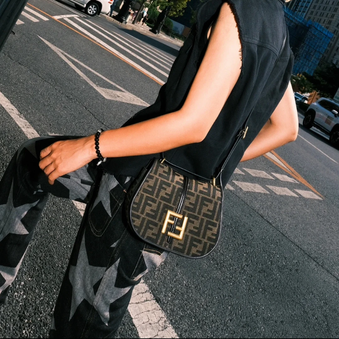 99新 FENDI/芬迪 99新-新款C'mon系列小号老花马鞍包