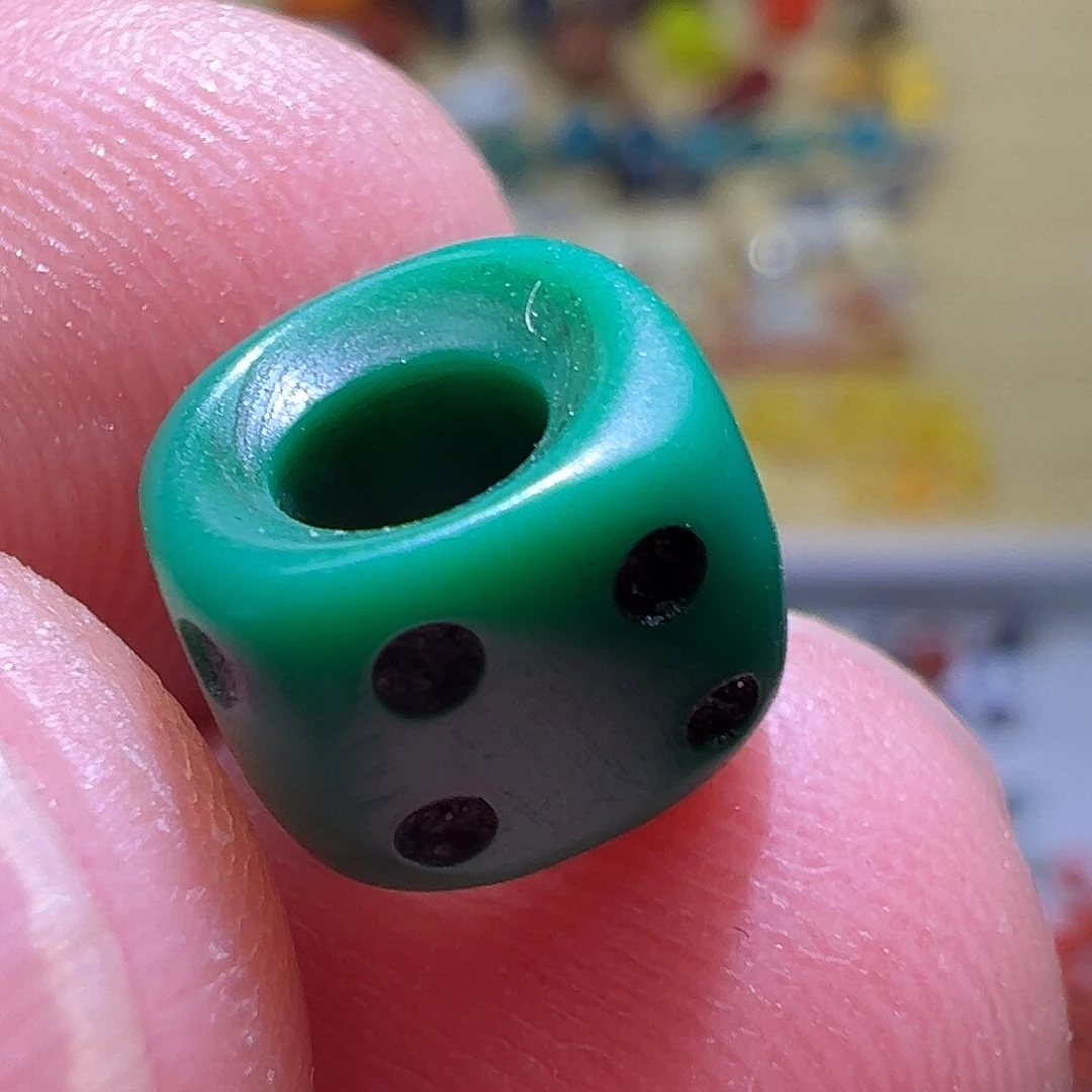 卡8.3绿色老料器骰子
