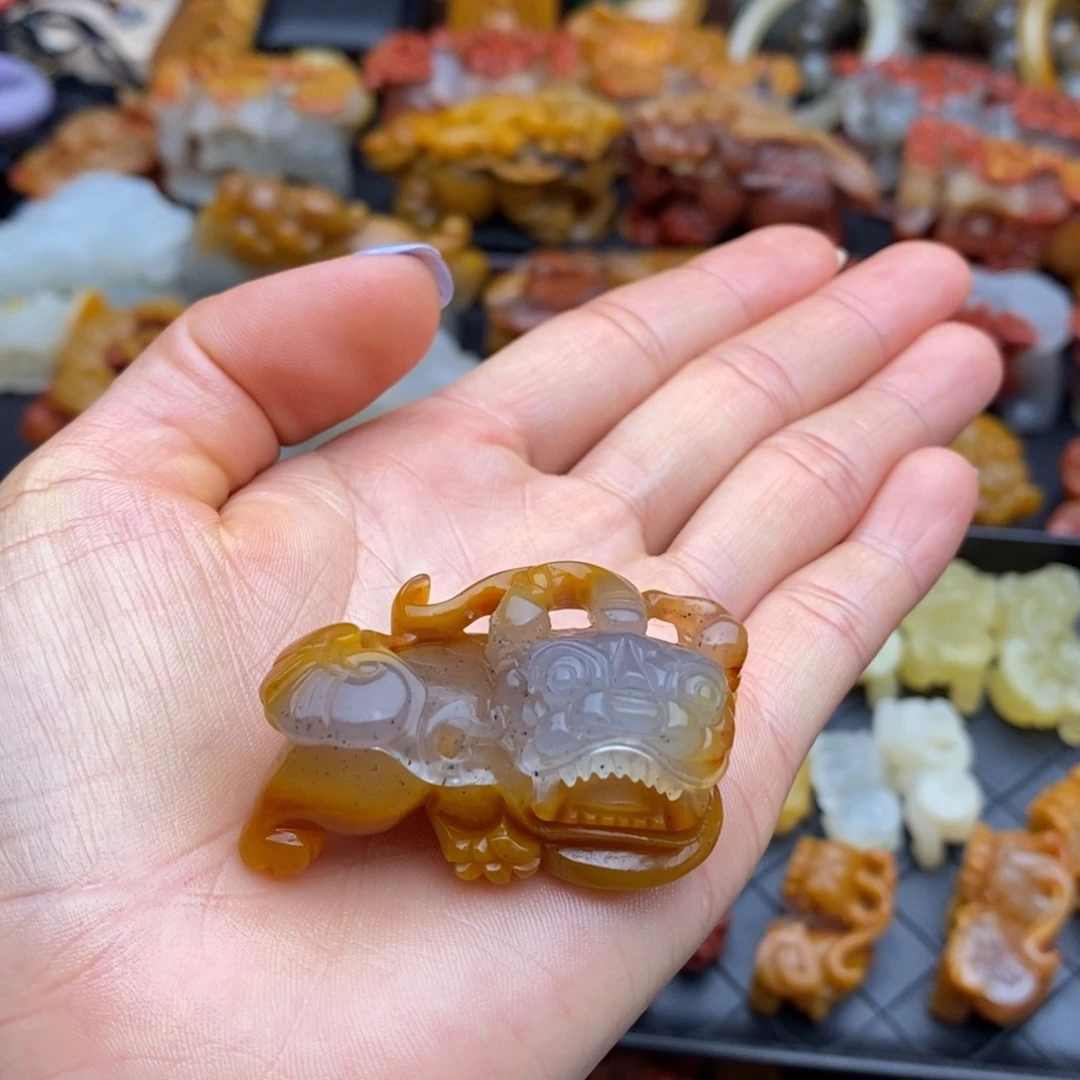 未镶嵌石英质玉（黄龙玉）颈饰