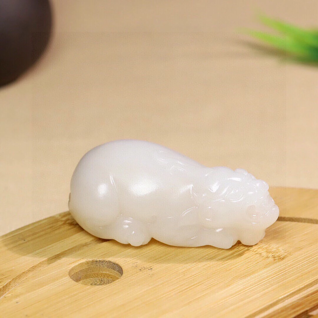 和田玉藕粉貔貅把玩件 手把件