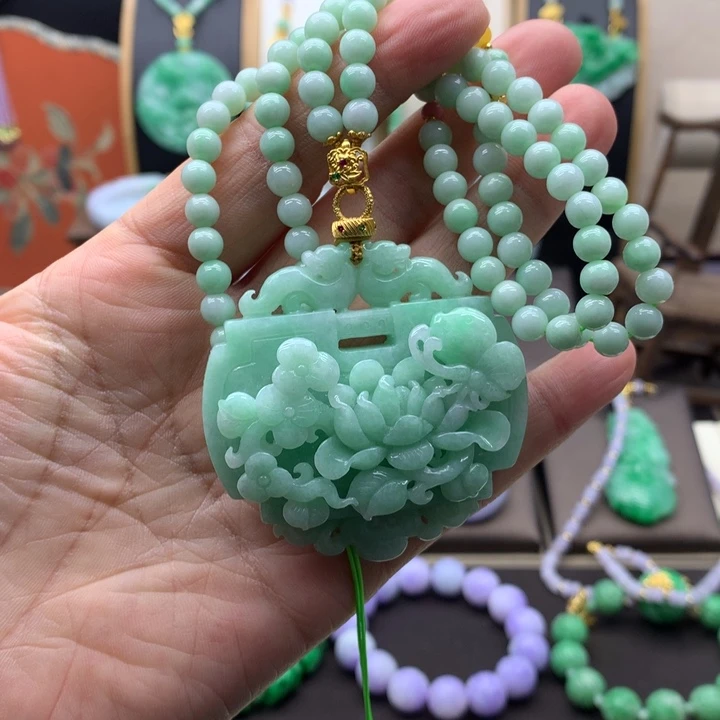 翡翠未镶嵌吊坠(赠链)