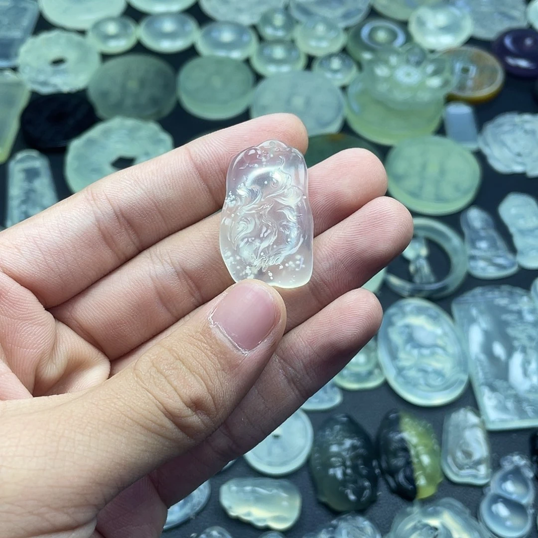 岫玉未镶嵌颈饰九尾狐