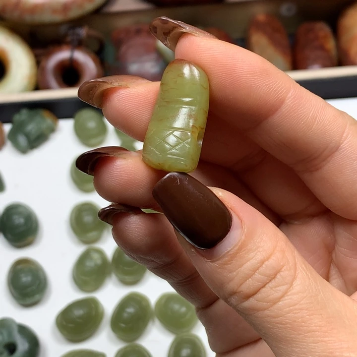 尹***风透闪石质玉未镶嵌挂件玉蝉