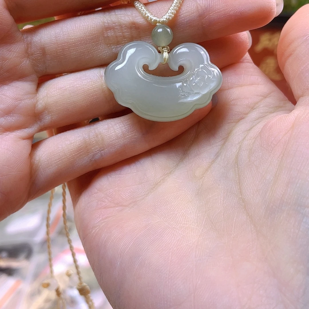 摸***奶吊坠(赠链)未镶嵌和田玉