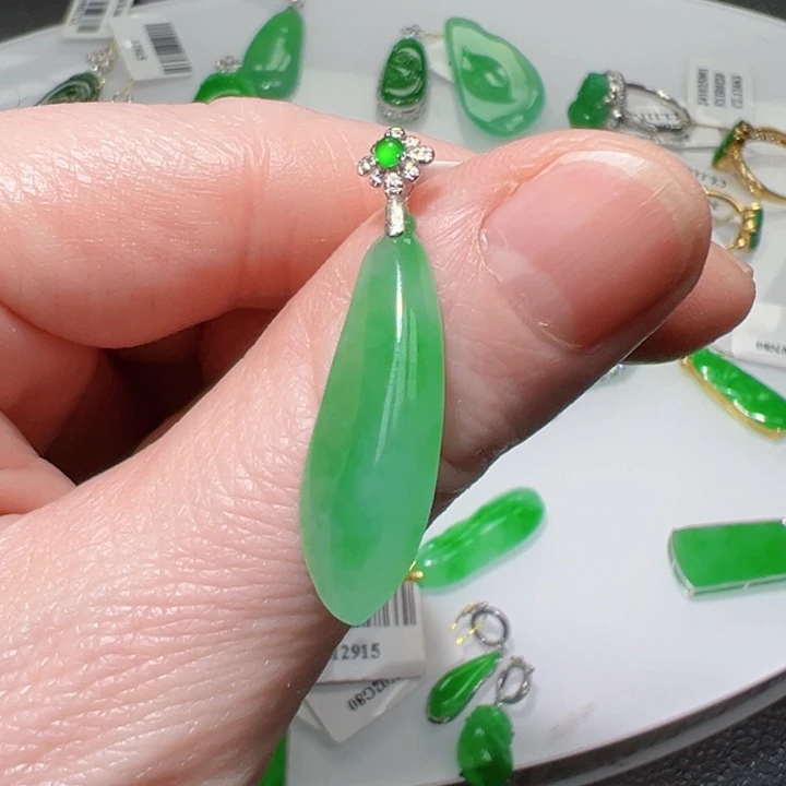 颈饰18K金镶嵌翡翠