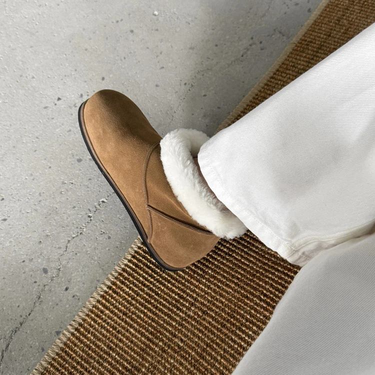 2025秋冬新款明星同款羊羔毛雪地靴复古圆头战靴可爱牛反绒