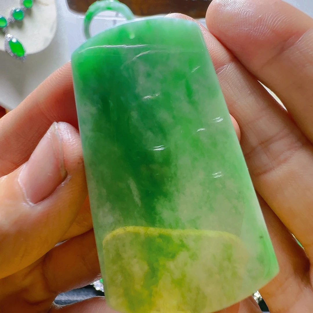 格***熊翡翠未镶嵌颈饰翡翠100