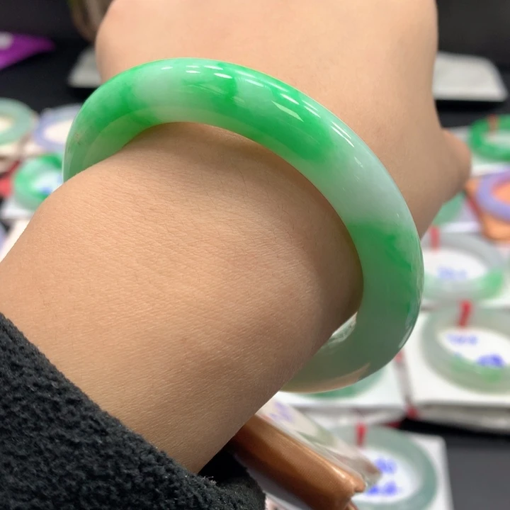 翡翠手镯未镶嵌翡翠
