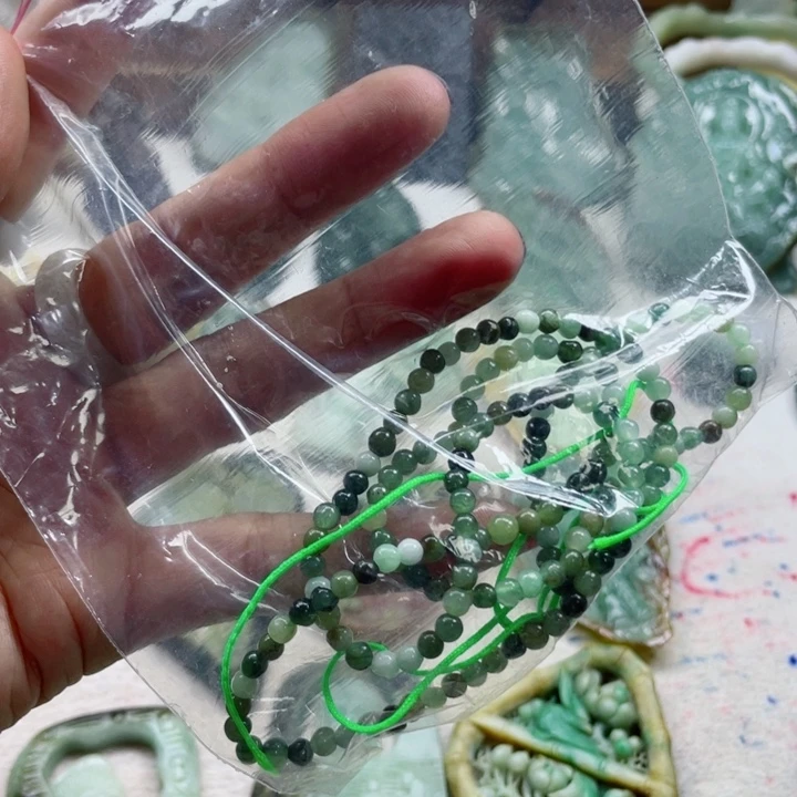 狄***和翡翠未镶嵌颈饰成品