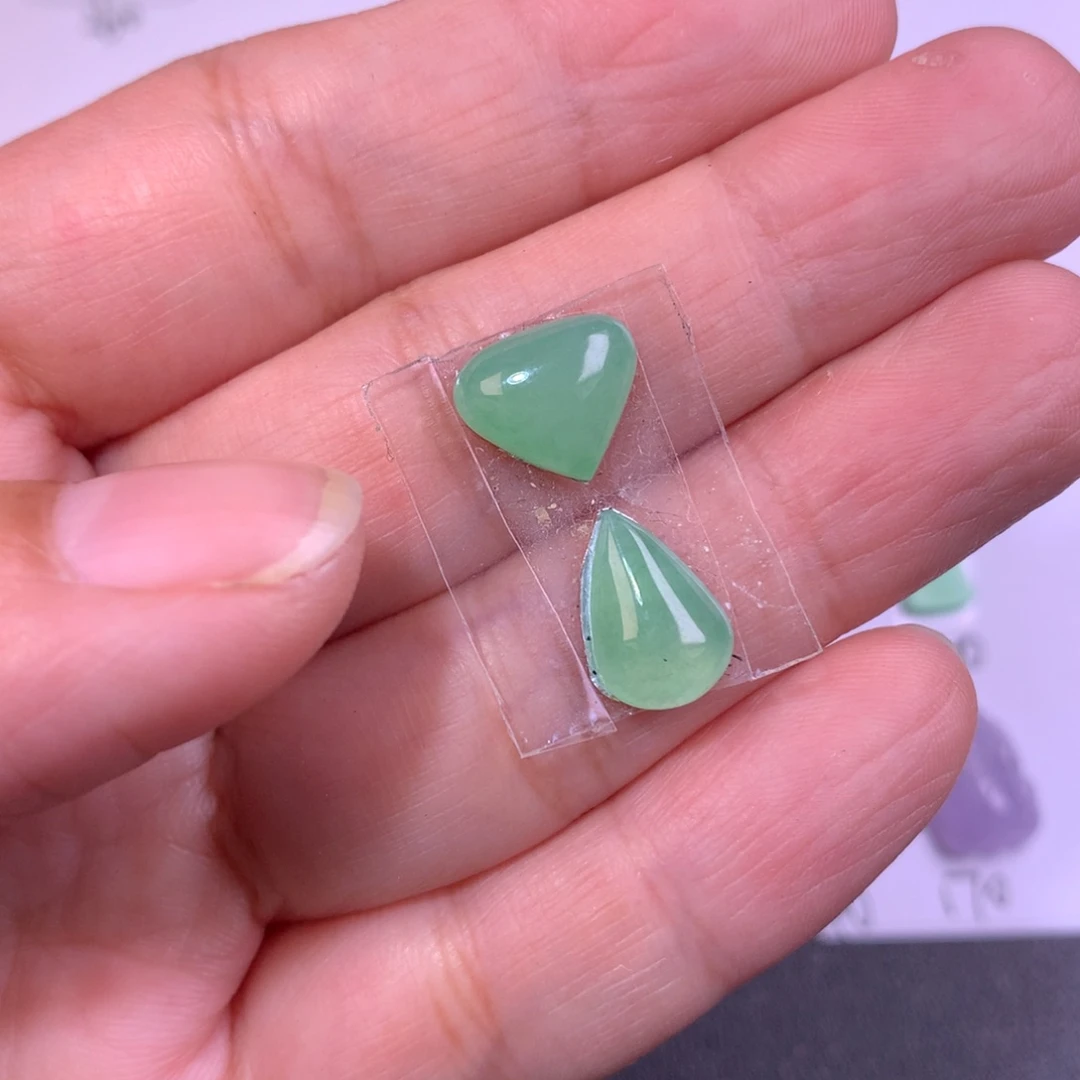 翡翠未镶嵌颈饰水滴
