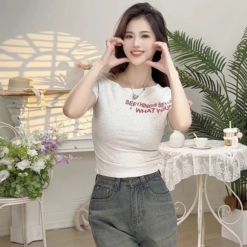 纯欲性感斜肩短袖t恤女夏2025新款韩版显瘦字母印花修身短款上衣