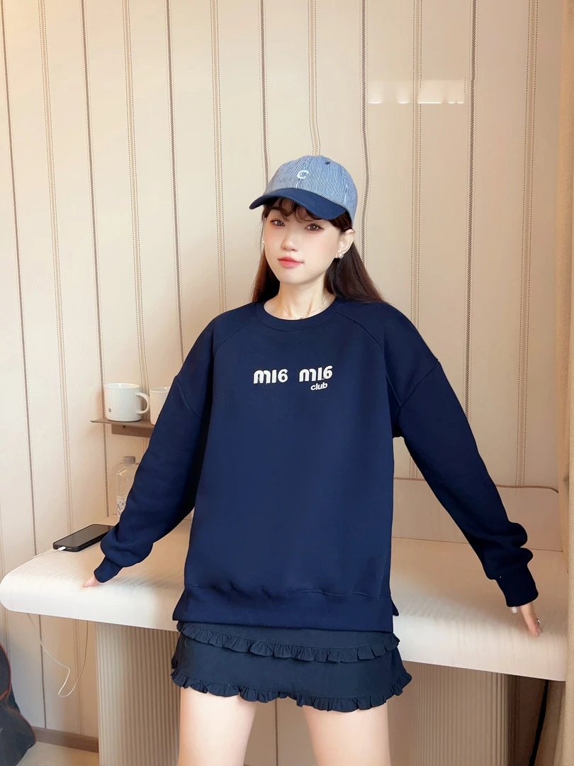 女装圆领卫衣2025秋冬新款上衣女款休闲风长袖卫衣女简约衣服潮流