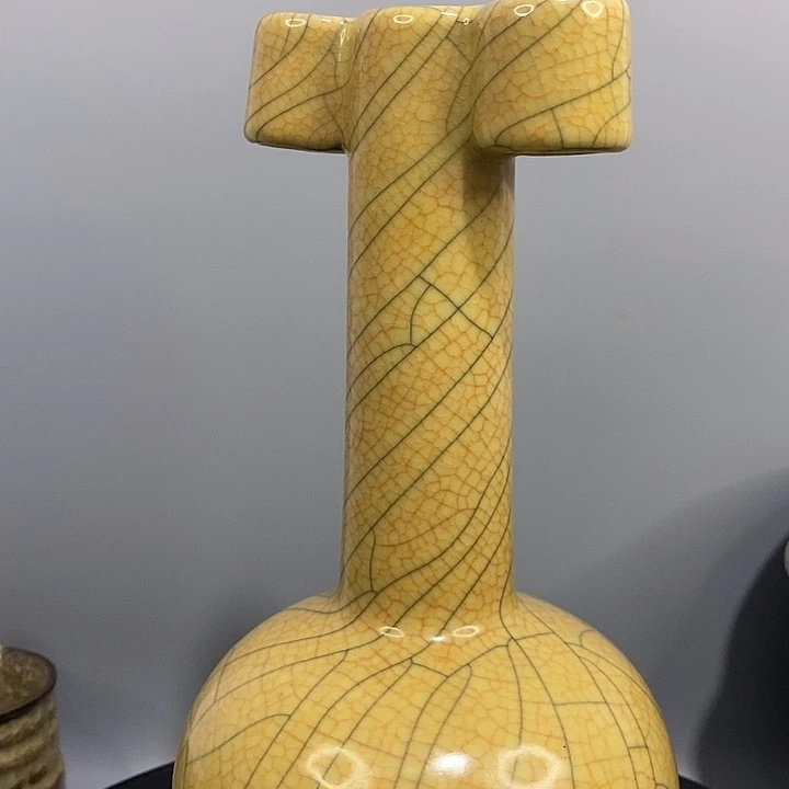 哥窑贯耳瓶造型美观