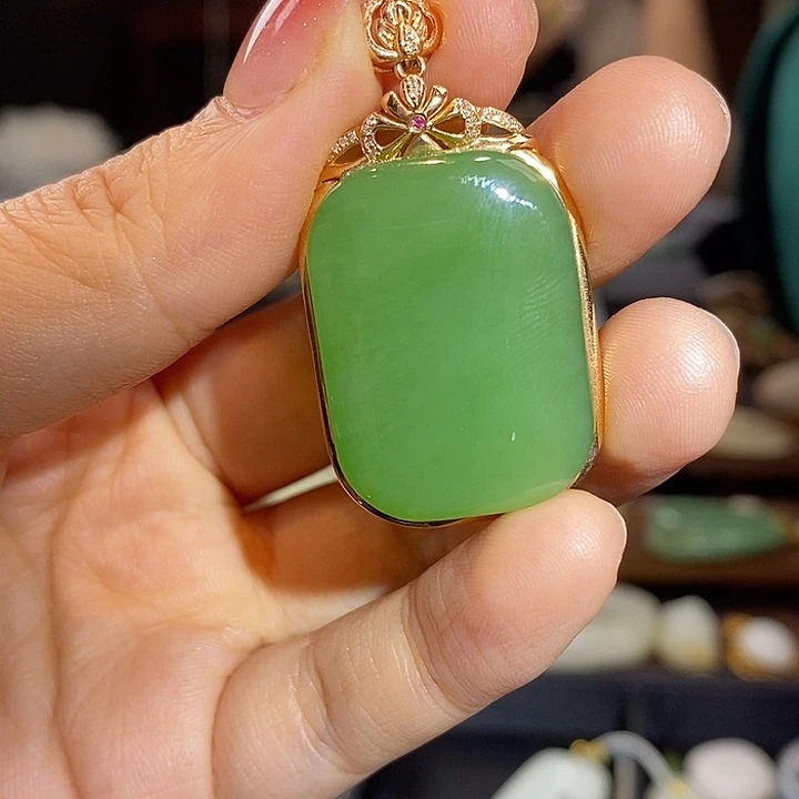 和田玉18K金镶嵌颈饰