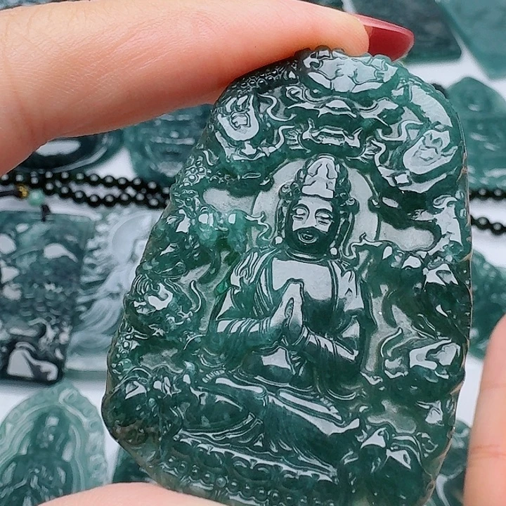 翡翠未镶嵌颈饰多样性发其一