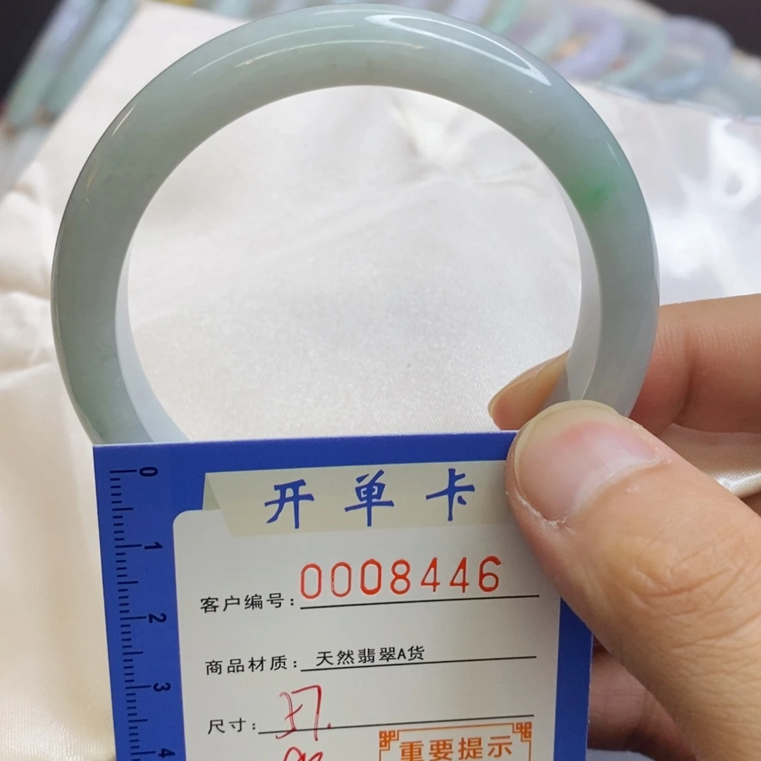 翡翠手镯未镶嵌翡翠