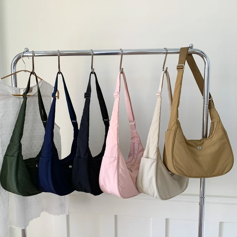 极简风斜挎包新款泡芙棉服包时尚通勤腋下饺子包百搭单肩包通勤包