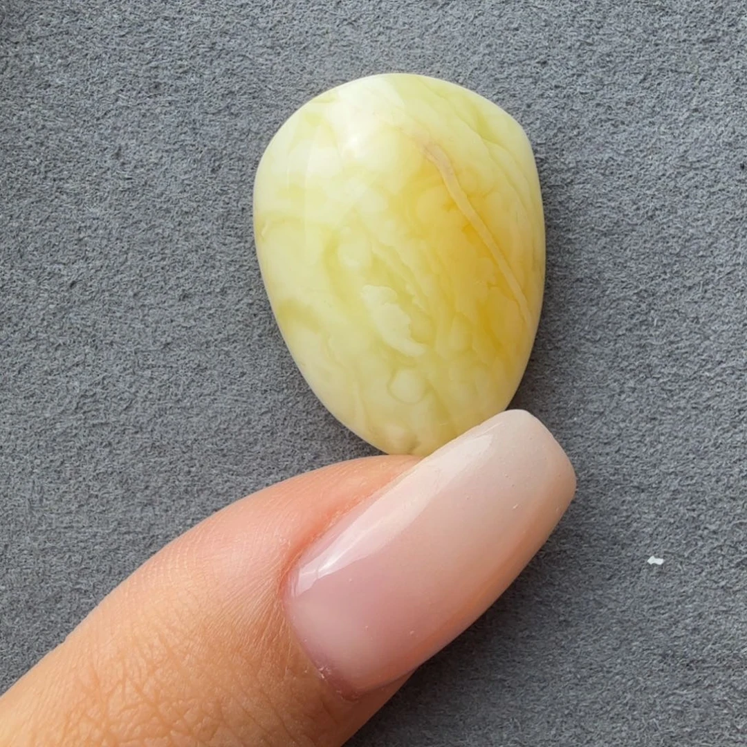 未镶嵌琥珀裸石3克微瑕盾牌