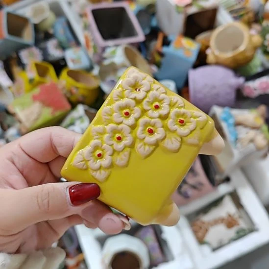 当场拍满15元发货不凑不发，花盆盆口不方不圆有针孔黑点是正常的，