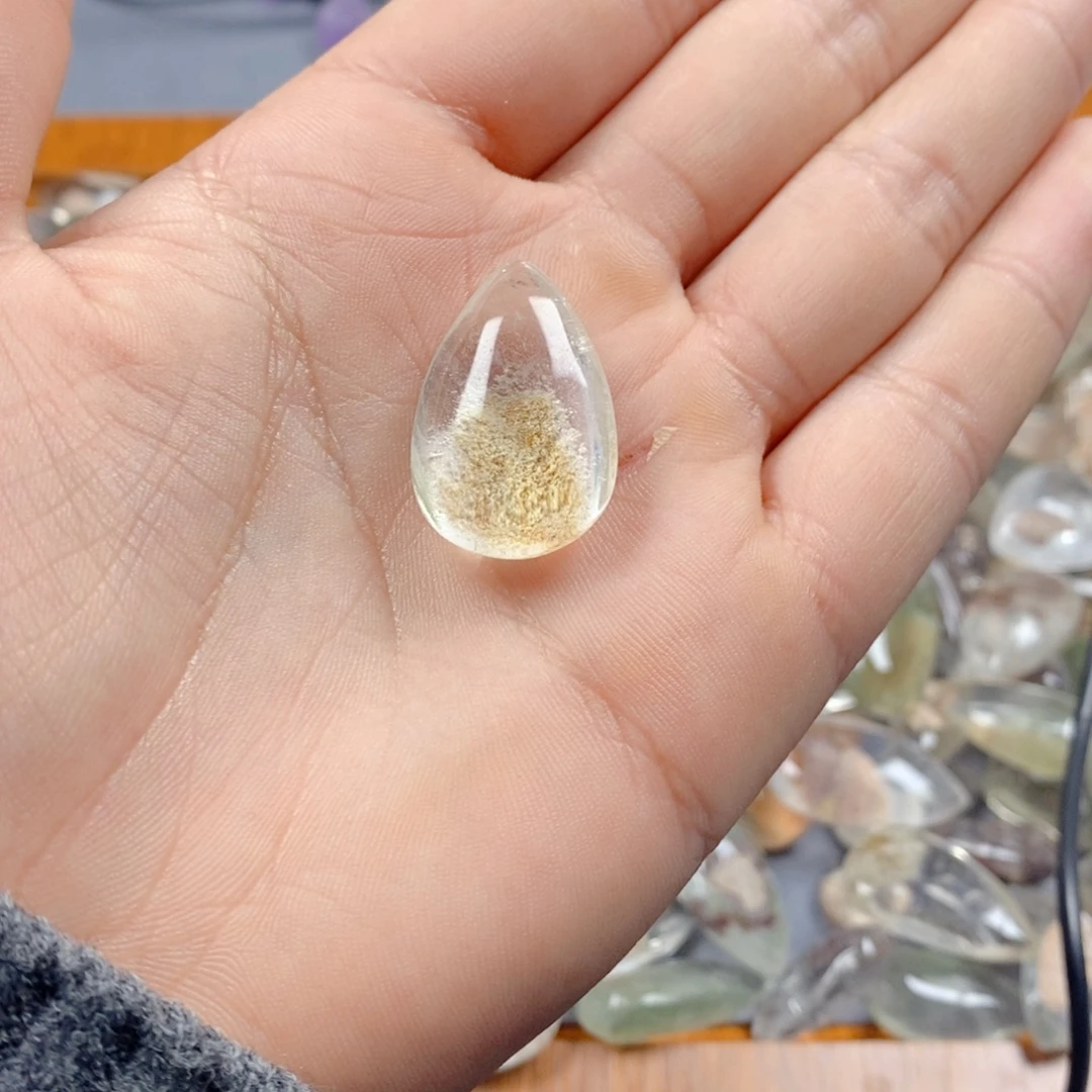 未镶嵌水晶颈饰12。