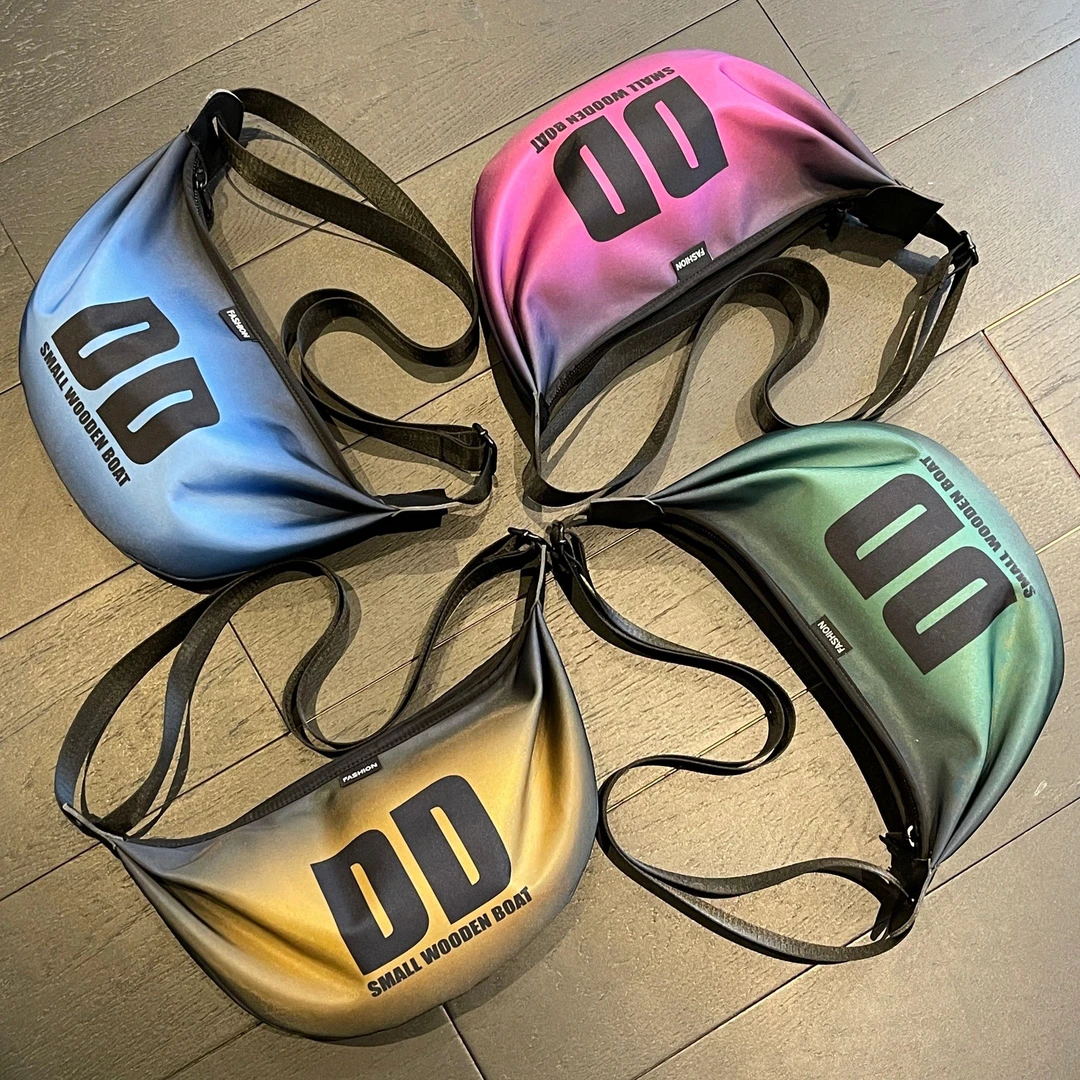 潮牌印花包包女2025新款百搭个性单肩包尼龙布运动胸包斜挎饺子包