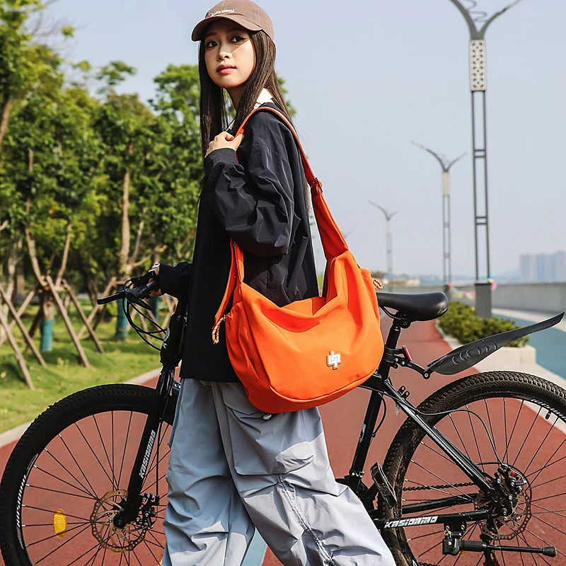 花少同款原创运动斜挎包男潮牌旅行包单肩饺子包女通勤单肩包背包