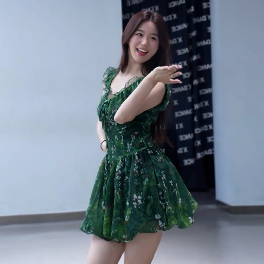 法式木耳边v领碎花连衣裙夏季2025新款收腰花苞短裙财阀千金女装
