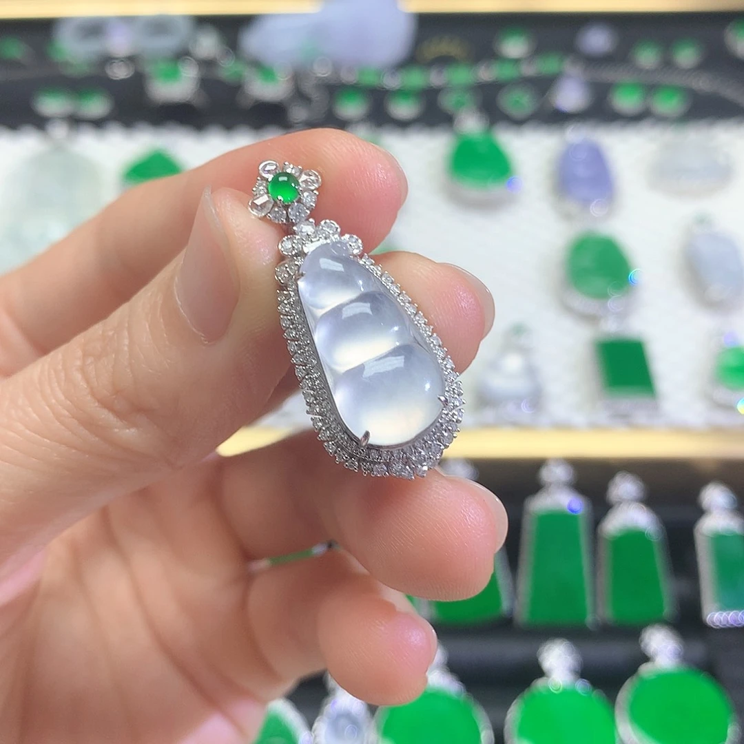 颈饰18K金镶嵌翡翠吊坠